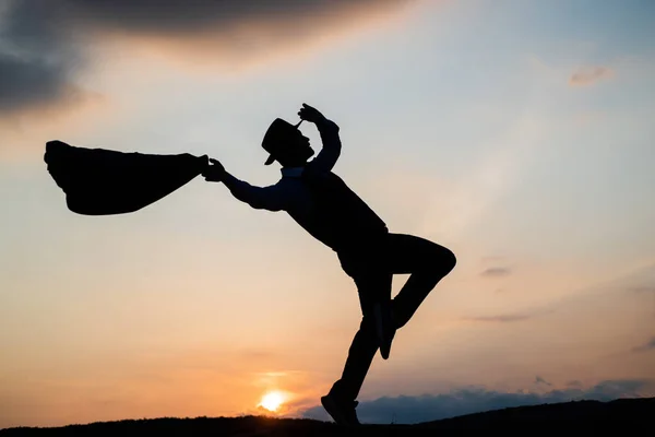 Man silhuett hoppa och dansa på himlen bakgrund. självsäker affärsman på flykt. daglig motivation — Stockfoto