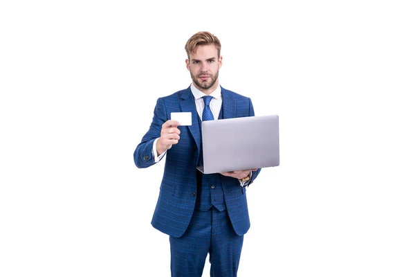 Uomo d'affari in giacca e cravatta suggeriscono pagamento online con laptop e carta di debito per lo shopping, acquistare online. — Foto Stock