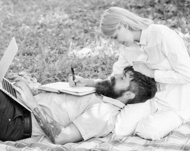 Birbirine aşık veya aile işi yapan çiftler internette çalışıyor. Birkaç iş bilgisayarı. İş sorumluluğunu paylaş. Aile mesleği rolleri. Serbest denge ve aile hayatı. Aile başarısına ve yeniliğe dayanmak