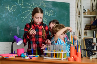 Okulun kimya laboratuvarı. Okula dönüyorum. Eğitici bir kavram. Kimya sınıfındaki öğrenciler. Mutlu çocuklar. Çocuklar, bilim adamları laboratuarda deneyler yapıyor. Fazladan bir şey bekle.
