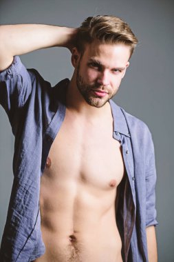 Seksi kaslı maço. Altı paket çıplak vücutlu seksi adam. Sporcu, saç bakımlı. Spor yaptıktan sonra kas çalıştırıcı. Fitness diyeti. Arzu ve cazibe. Erkek modası ve güzellik. Acı yoksa kazanç da yok.