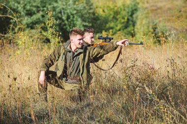 Gerçek erkek konsepti için hobi. Doğada tüfekli avcılar. Avcı arkadaş, boş zamanların tadını çıkar. Avcılar hayvan ya da kuş arayan av bekçileri. Arkadaşlarla avlanmak hobi olsun diye.
