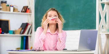 Öğretmenler toplantısı. Öğretmenler günü. Modern Eğitmen internette sörf yapıyor. İletişim sosyal ağları. Zeki kız öğrenci. Öğretmenler için çevrimiçi topluluk. Okul. İnternette çalışan bir kadın. Uzaklık öğretimi