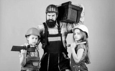 İnşaat işçisi asistanı. İnşaatçı ya da marangoz. Üniformalı tamirci. Foreman. Baba ve kızı atölyede. Aile takım çalışması. Tamir et. Sakallı adam ve küçük kızlar. Sorun tam burada.