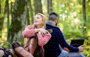 Çevrimiçi yaşam modern teknoloji. Tüm hesaplardan çıkış. Modern hayat. Gezici aletlerle parkta rahatlayan mutlu çift. İnternet bağımlılığı. Modern insanlar her zaman çevrimiçi iletişim içerir.