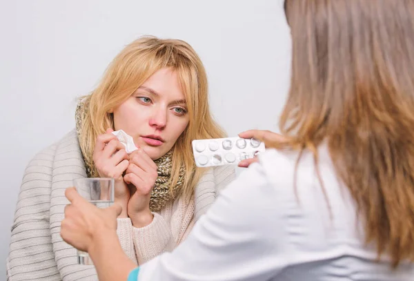 Solo dietro prescrizione medica. Medico visitatore paziente. Dottore in visita donna malsana a casa. Medico primario che fa diagnosi a una donna malata. Assistenza ai pazienti e assistenza sanitaria — Foto Stock