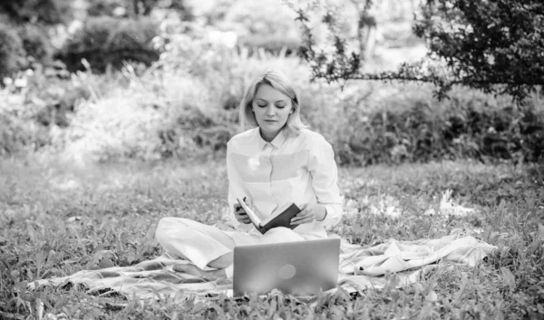 Stappen om een freelancingbedrijf te beginnen. Online business ideeën concept. Vrouw met laptop of notebook zitten op tapijt groen gras weide. Business lady freelancer werkt buiten. Bedrijfspicknickconcept — Stockfoto