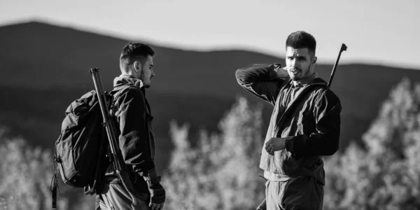 Männerjäger mit Gewehr. Boot camp. Militäruniformmode. Männerfreundschaft der Jäger. Armeekräfte. Tarnung. Jagdkünste und Waffenausrüstung. Wie aus der Jagd ein Hobby wird. Jagdsaison — Stockfoto