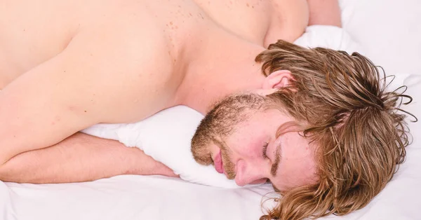 Dormir y relajarse concepto. El hombre guapo duerme. El sueño es vital para su salud física y mental. Hábitos saludables de sueño. Siéntete cómodo y relájate. Hombre sin afeitar cara barbuda cama de sueño. Hora de la siesta — Foto de Stock