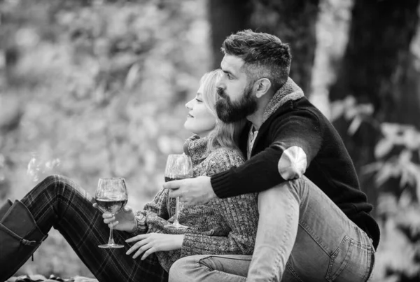 Family picnic. Happy couple. happy woman and bearded man drink wine. love date and romance. Spring mood. Red wine in fall weather. couple in love relax in autumn forest. I know everything about wine — Stock Photo, Image