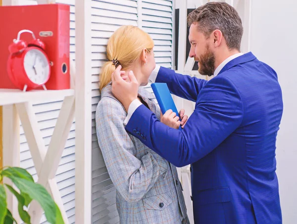 Oficina de prejuicios. La mujer de la oficina y su jefe lujurioso. Mujer triste cara hold cartel hashtag me too. —  Fotos de Stock