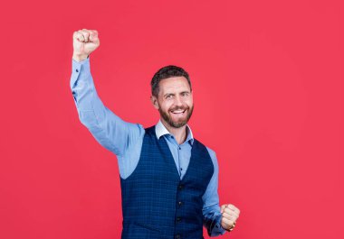 Sonunda. Güven ve başarı. Formalite işçisi. Mutlu sakallı iş adamı