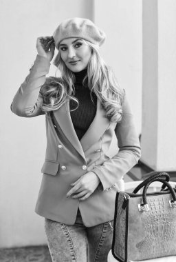 Kalitenin modası asla geçmez. Zarif bir kadın ceket ve bere giyer. Parisli şık bir bayan. Moda güzeli. Sonbahar kadın kıyafeti. Sonbahar sezonu için kıyafet. Eskimiş giysiler. Bahar giysileri