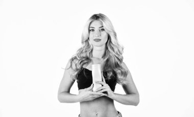 Yüz için oto bronzlaştırıcı krem ultraviyole ışınlara maruz kalmadan güzel bir gölge sağlar. Solaryum ürünleri. Cildi pürüzsüz olan kız kozmetik şişesini tutuyor. Bronzlaşma. Güzellik alışkanlıkları