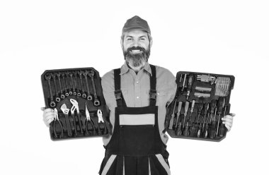 Alet takımı. Tornavidalar hazır. Adam alet çantası beyaz arka plan taşıyor. Elektrikçi aletleri. Tamirci tamirci alet çantası taşıyor. Tamirci konsepti. Profesyonel ekipmanlar. Özel Ahşap İşçileri