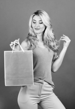 Siber pazartesi konsepti. Seksi sarışın kadın alışverişe çıkıyor. Şimdiye kadarki en iyi hediye. Sadece senin için özel bir teklif. Hediyeler ve hediyeler. Alışverişkolik. Kapanış ve indirimli satış. Kalite servisi