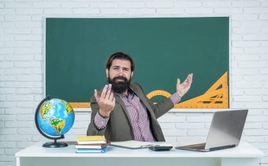 man video konferansı evde dizüstü bilgisayar, uzaktan eğitim konsepti