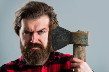 Mükemmel sakal. Oduncu ya da baltalı adam konsepti. Kareli gömlekli vahşi sakallı oduncu.