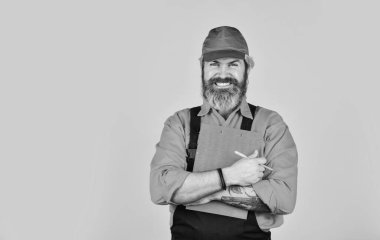 Sakallı bir dükkancı. Kontrol listesi. Kontrol konsepti. Belgeli kurye. Waybill ya da teslimat notu. Teslimat servisi. Mal tedarikçisi. Kaputtaki teslimatçı pano tutuyor. Bilgi arıyor.