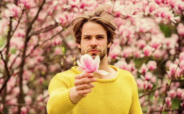 Primavera nella mia testa. vacanza primaverile. Regalo per la festa della mamma. allergia. ragazzo sexy fiore magnolia albero dei fiori. uomo naturale sfondo stagionale. odore di sakura. godere del bel tempo. sentirsi rinfrescati. Giorno delle donne — Foto Stock