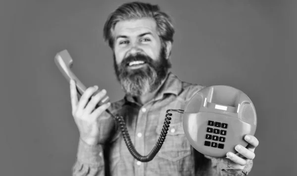 Sceneggiatura. La segreteria telefonica. Specialista di Lead Generation. Conversazione telefonica da uomo barbuto. Telefono retrò. Tecnologia obsoleta. Comunicazione di dialogo telefono Manager. Chiamami. Negoziati di successo — Foto Stock