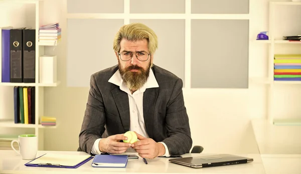 Éxito empresarial. jugar con pelota de tenis mientras se trabaja en la oficina de calentamiento en el trabajo en la oficina. permite jugar ping pong tenis de mesa en la oficina. Estilo de vida y descanso. hombre en oficina mantenga pelota de tenis — Foto de Stock