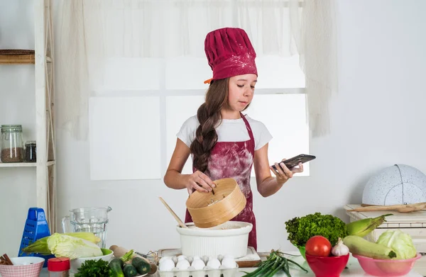 Enfant fille cuisine repas à partir de produits sains et biologiques seulement, nutrition — Photo