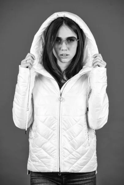 Modefoto. Outdoor-Porträt der jungen schönen modischen Dame. Model trägt stylische Accessoires und Kleidung. Großstädtischer Lebensstil. schöne junge Frau in schöner Frühlingsjacke — Stockfoto