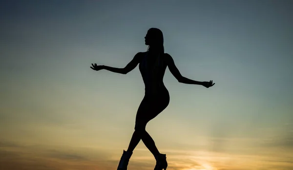 Corps féminin parfait. sensualité. silhouette féminine au coucher du soleil. femme danse dans l'obscurité. — Photo