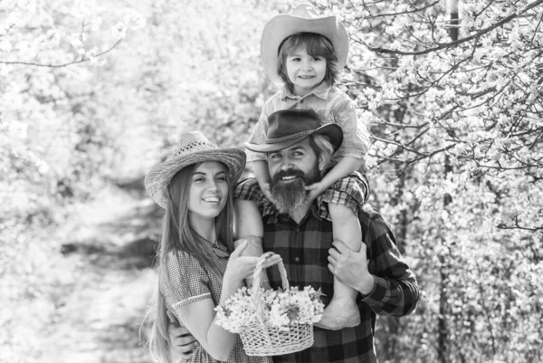 Passar férias com a família. Família feliz de férias. Férias de primavera com criança. Desfrutando de férias ou feriados. Viagens e lazer — Fotografia de Stock