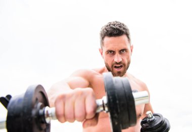 Kazanmak alışkanlıktır. Aptal egzersiz salonu. Dambılla egzersiz yapan kaslı bir adam. Güçlü gövdeli bir sporcu. Spor malzemeleri. Fitness ve vücut geliştirme sporu. Spor yaşam tarzı. Başarı seçimdir.