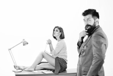 Modern bilgi teknolojisi ve ofis ekipmanları. Görüntü patronu ve seksi sekreter ofiste yeni bir teknoloji kullanıyor. Laptop teknolojisi üzerinde çalışan güzel bir kadın. İş için iletişim teknolojisi