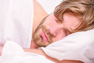 Sabah uyandıktan sonra gerin. Erkek gözleri rahatlamayla kapanır. Gözleri hala kapalı olan bir adam. Kapatmak için saatin düğmesine basıyor..