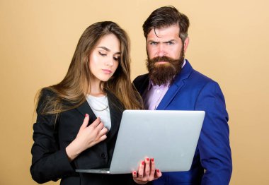 Çok çalışmak için ilham aldım. Bilgisayarda seksi kadın sekreter arıyor. İş adamından ortağa. İletişim ve toplantı. Modern teknoloji. İş çifti. Bilgisayarlı kendine güvenen olgun bir adam