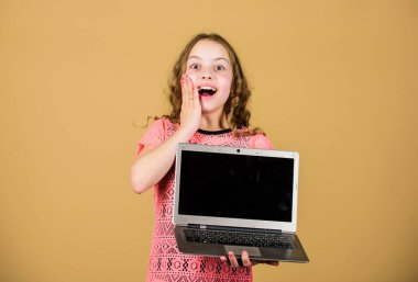 Kişisel blog. Sosyal ağlar ve blog. Bilgi kaynağı. Blog konsepti. Dizüstü bilgisayarı olan kız. Bilgisayarı kullanan küçük bir çocuk. Dijital teknoloji. İnternette hayat. İnternette sörf yapmak. Kendi günlüğünü oluştur