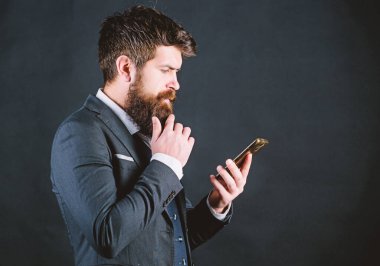 İnternette tasarım ilhamı arıyorum. Takım elbiseli iş adamı. Bıyıklı, vahşi, beyaz bir hippi. Sakallı, olgun bir hippi telefonda konuşuyor. Çevrimiçi ve çevik. Akıllı telefonlu sakallı adam.