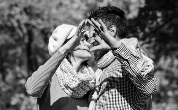 Hombre y mujer con caras felices en el fondo de los árboles de otoño —  Fotos de Stock