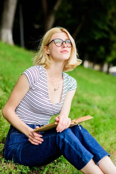 Lire est mon passe-temps. Étude d'été. femme dans le parc livre de lecture. étudiante avec livre en plein air. histoire intéressante. Détendez-vous et obtenir de nouvelles informations. inspiré par auteur de roman. Excité sur la connaissance — Photo