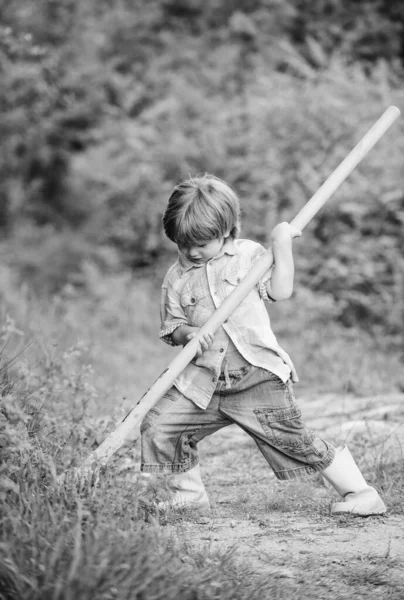 Pequeño ayudante trabajando en el jardín. Lindo niño en la naturaleza que se divierte con la pala. Quiero encontrar tesoros. Niño con pala buscando tesoros. Feliz infancia. Aventura de caza de tesoros —  Fotos de Stock