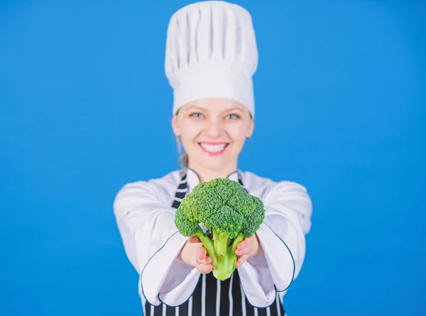 Gesunde Rohkost. Ernährungskonzept. Essen Sie gesund. Mädchen tragen Hut und Schürze. Gesunde Ration. Profi-Köchin hält rohes Brokkoli-Gemüse. Kostenlose gesunde vegetarische und vegane Rezepte — Stockfoto