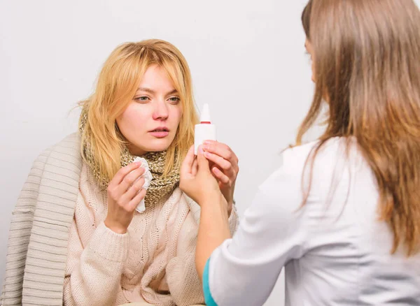 Soğuk algınlığının semptomlarını fark et. İlaçlar soğuğu hızlı yenmeye yardımcı olmalı. Soğuk algınlığından nasıl kurtulacağına dair ipuçları. Kadın doktorla görüşüyor. Doktor tedavi önerirken fularlı kız mendil tutuyor. Soğuk algınlığı ve grip ilaçları