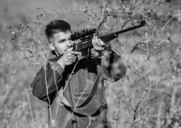 Permiso de caza. Cazador barbudo pasar tiempo libre de caza. Equipo de caza para profesionales. Cazar es un pasatiempo masculino brutal. Hombre apuntando a fondo la naturaleza objetivo. Cazador de rifle. Apuntar a habilidades —  Fotos de Stock