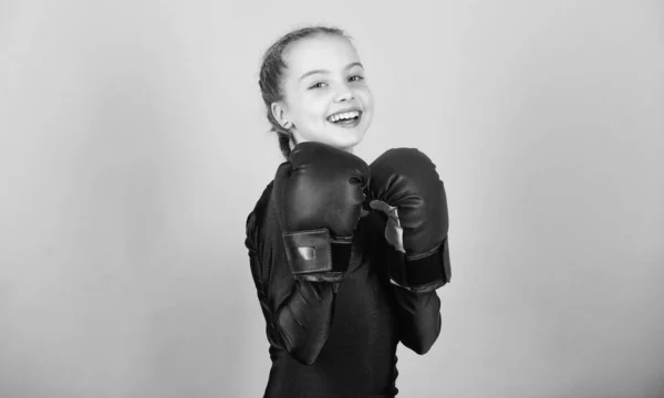 Glücklicher Kindersportler in Boxhandschuhen. Fitness-Diät. Gesundheit im Energiebereich. Training für kleine Boxerinnen. K.o.-Schlag. Aktivität in der Kindheit. Sportlicher Erfolg. Sportbekleidung. Sport ist unser Leben — Stockfoto