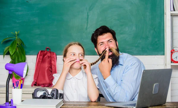 Dotter studerar med far. Formell utbildning. Innovativ teknik i modern skola. Digital tidsålder med modern teknik. studera online. litet barn med skäggig lärare man använda laptop. tillbaka till skolan — Stockfoto