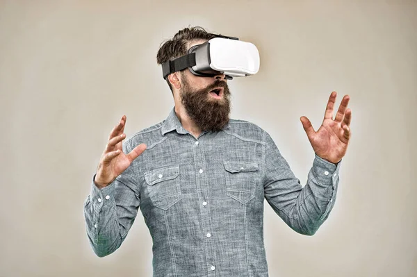 Virtuální realita je opravdu tady. Vousatý muž nosí sluchátka virtuální reality. Hipster zkoumat virtuální realitu žluté pozadí. Technologie virtuální reality a budoucnost. VR komunikace. Školení videa — Stock fotografie