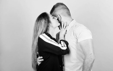 Birbirine aşık bir çift. Sırlarımızı paylaşıyoruz. Birkaç gol konsepti. Erkek ve kadın bej arka plan. Aile sevgisi. Çiftler flört ediyor. Güven ve destek. Tatlı ve tatlı bir ilişki dünyadaki her kız için bir rüyadır.