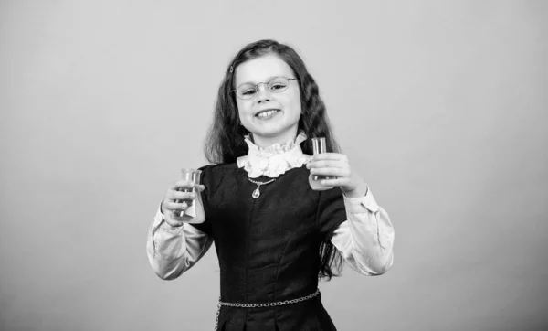 Pequena cientista com balão de teste. de volta à escola. educação e conhecimento. lição de bilogia de estudo infantil. Descubra o futuro. investigação científica em laboratório. Pequena rapariga génio. Química é divertido — Fotografia de Stock