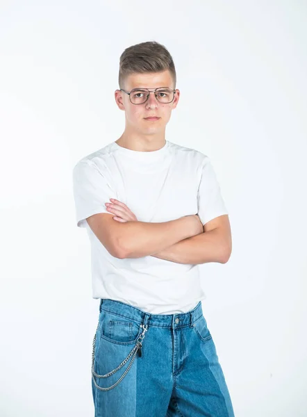 Adolescente nerd menino em camisa branca. estilo de moda casual. infância feliz. menino elegante — Fotografia de Stock