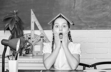 Oh hayır. Okulda birlikte ders çalışan küçük bir kız. Resmi olmayan ve gayri resmi eğitim. Gelecekteki başarı çalışmaktır. Sınıftaki küçük çocuk. Okula dönüyorum. Modern teknolojiyle dijital çağ