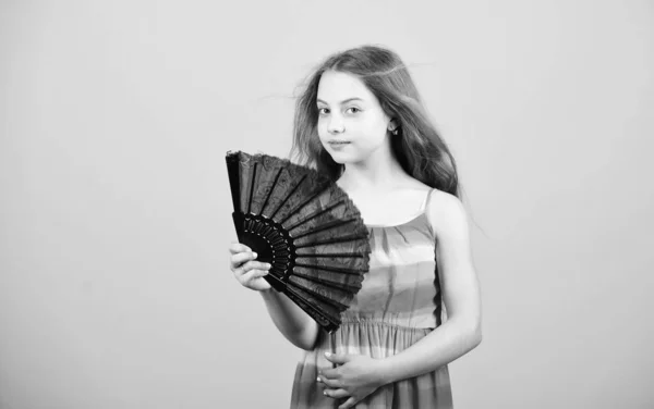 Niña pequeña con abanico de encaje negro. accesorio de moda. Elegante señorita. belleza y moda. Niña con el pelo largo. Feliz infancia. verano caluroso. niña pequeña uso de ventilador. clima caluroso verano. — Foto de Stock